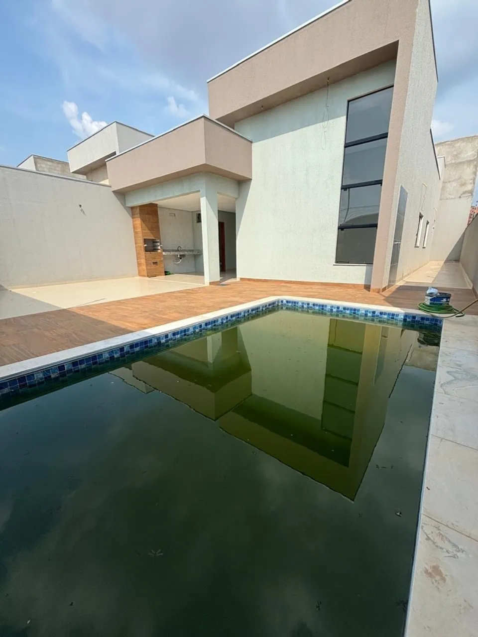 VENDE-SE BELÍSSIMA CASA
