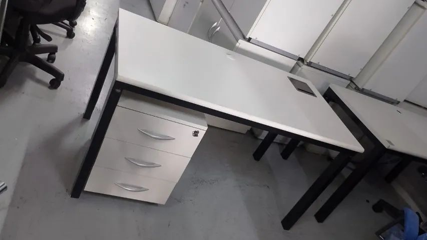 Mesa com gaveteiro para escritório