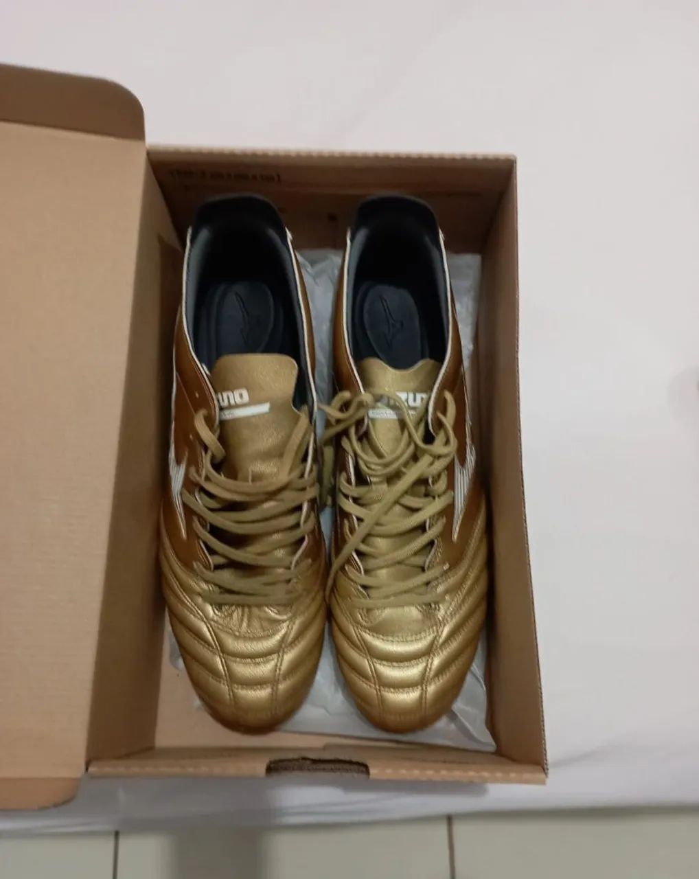 CHUTEIRA MIZUNO MORELIA N°43 DOURADA - Foto 6