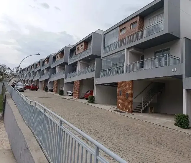 Sobrado de condomínio à venda de 120 m² com suíte e piscina privativa em Suzano - SP