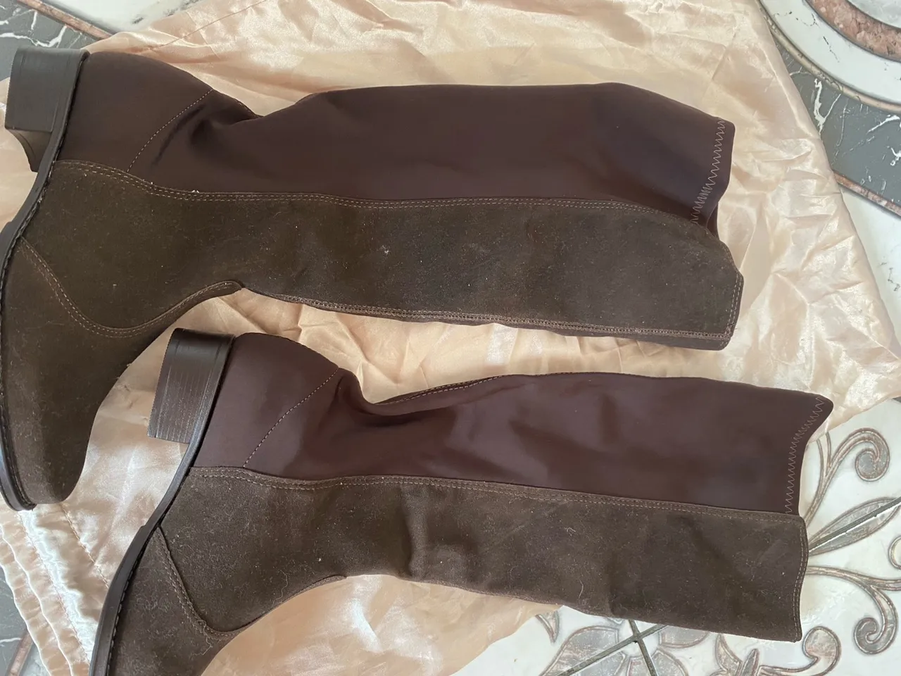Botas de cano alto em marrom