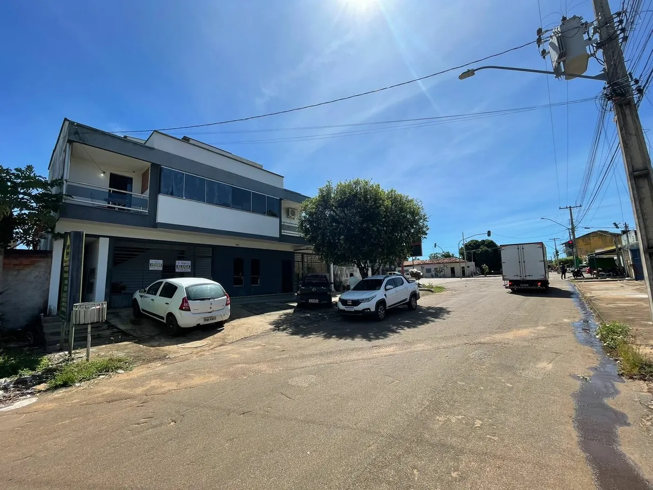 Sobrado com 04 kit nets, 02 apts com 01 Suíte e 01 Ponto Comercial.