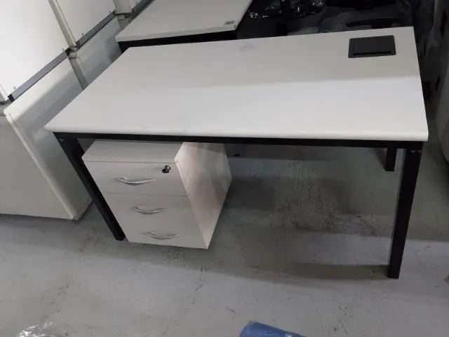 Mesa com gaveteiro para escritório - Foto 2