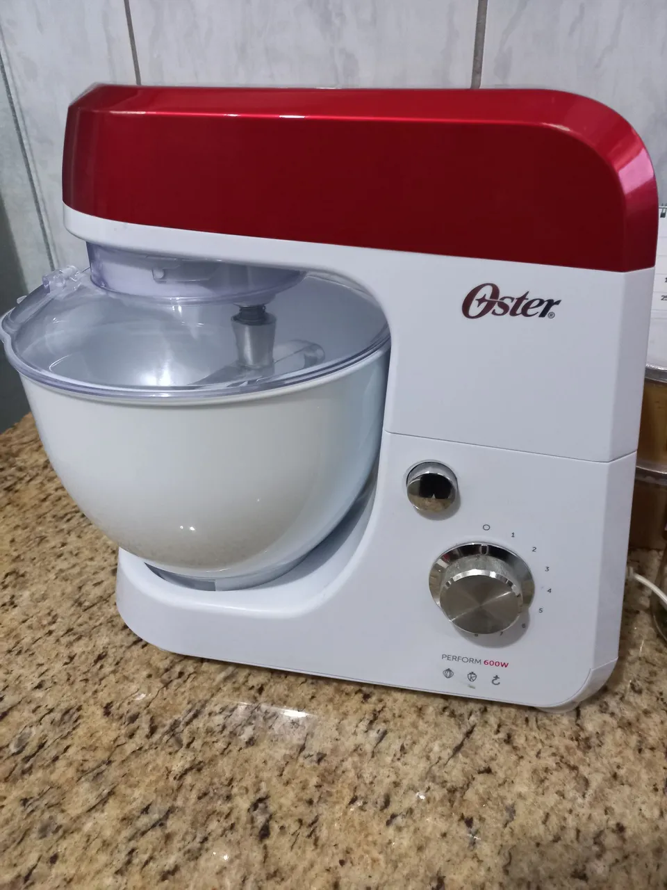 Batedeira Oster Perform 600W - Vermelha e Branca