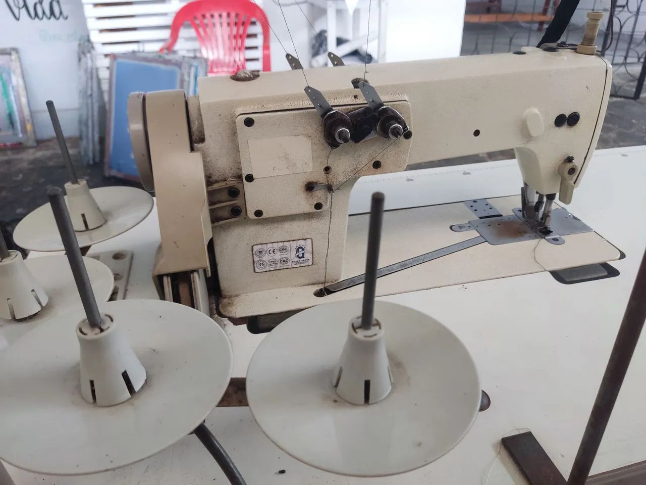 Máquina de costura ombro-a- ombro industrial. - Foto 4