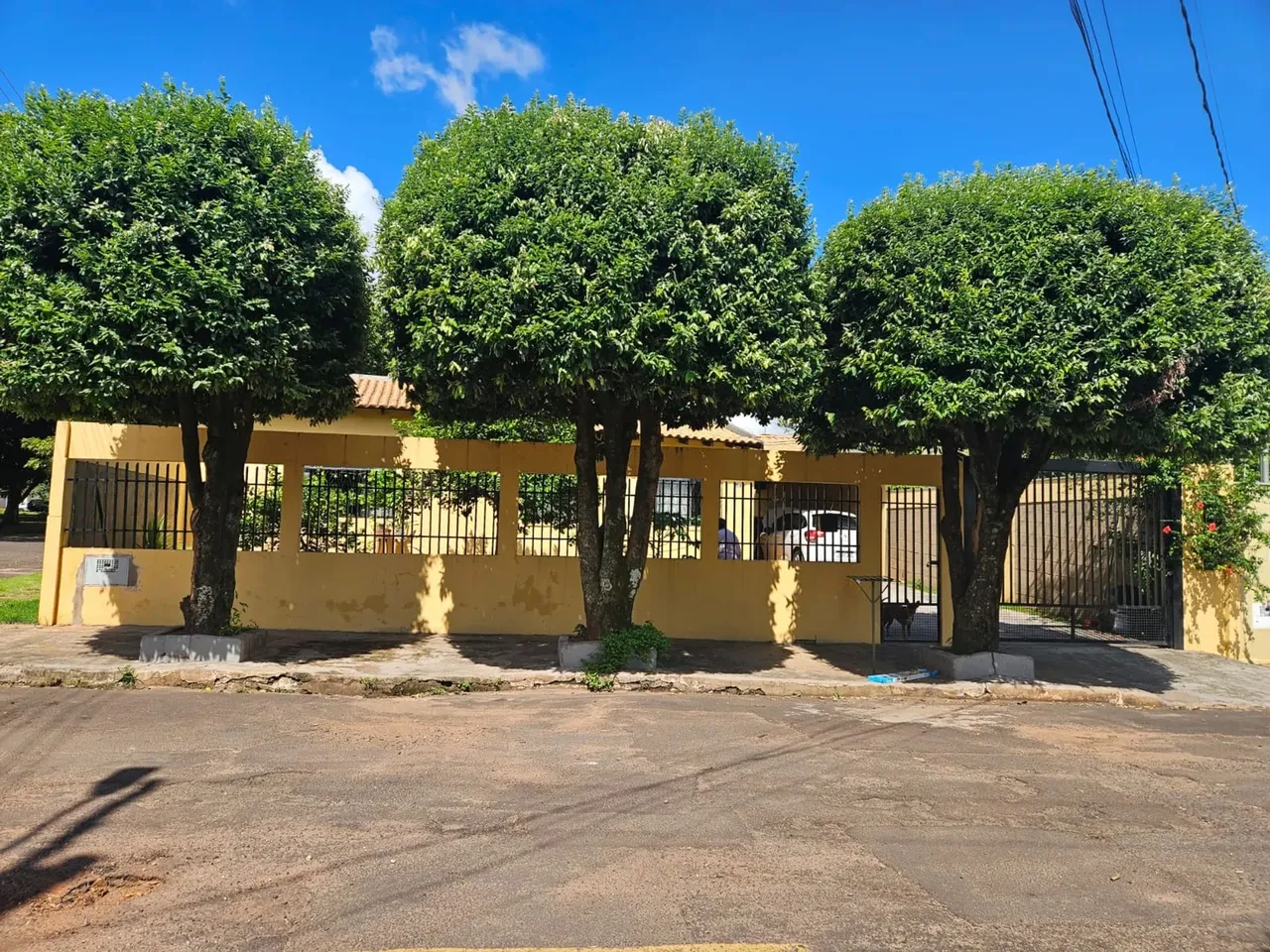 Casa de esquina com 3 quartos  Saída para Cuiabá