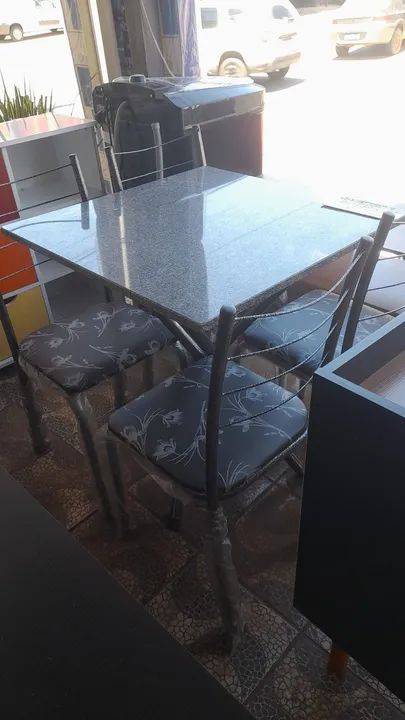 Mesa com 4 cadeiras