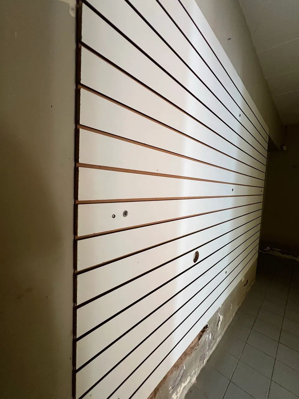 VENDO PAINEL EXPOSITOR CANALETADO 2,75 X 1,80  - Foto 2