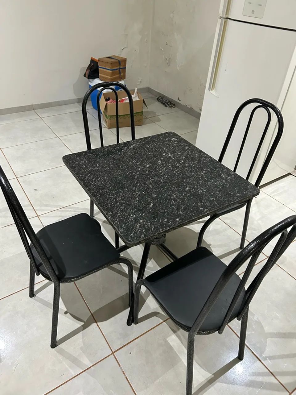 Mesa com 4 cadeiras 