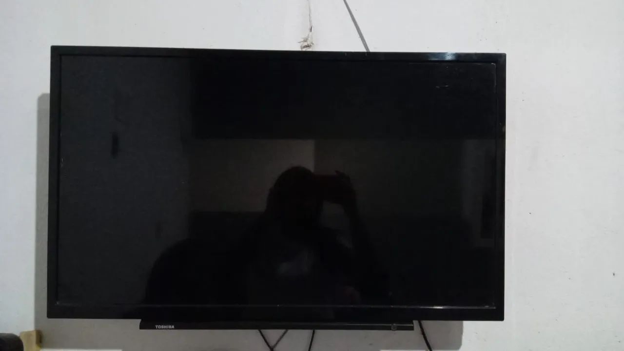 Tv 32 polegadas não é smart, não tem o controle mas acompanha um Chrome cast 