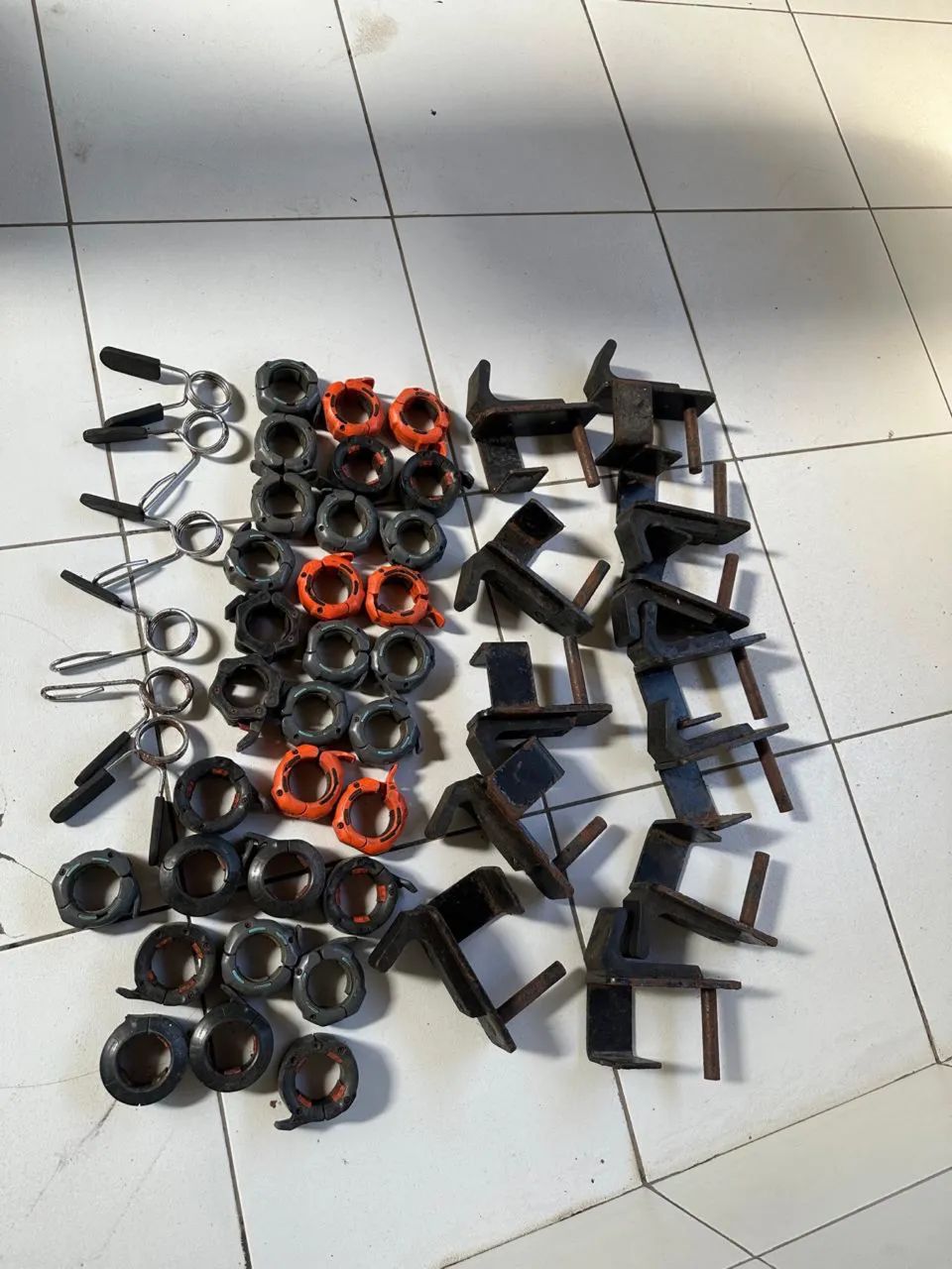 Suporte e presilhas para barras 