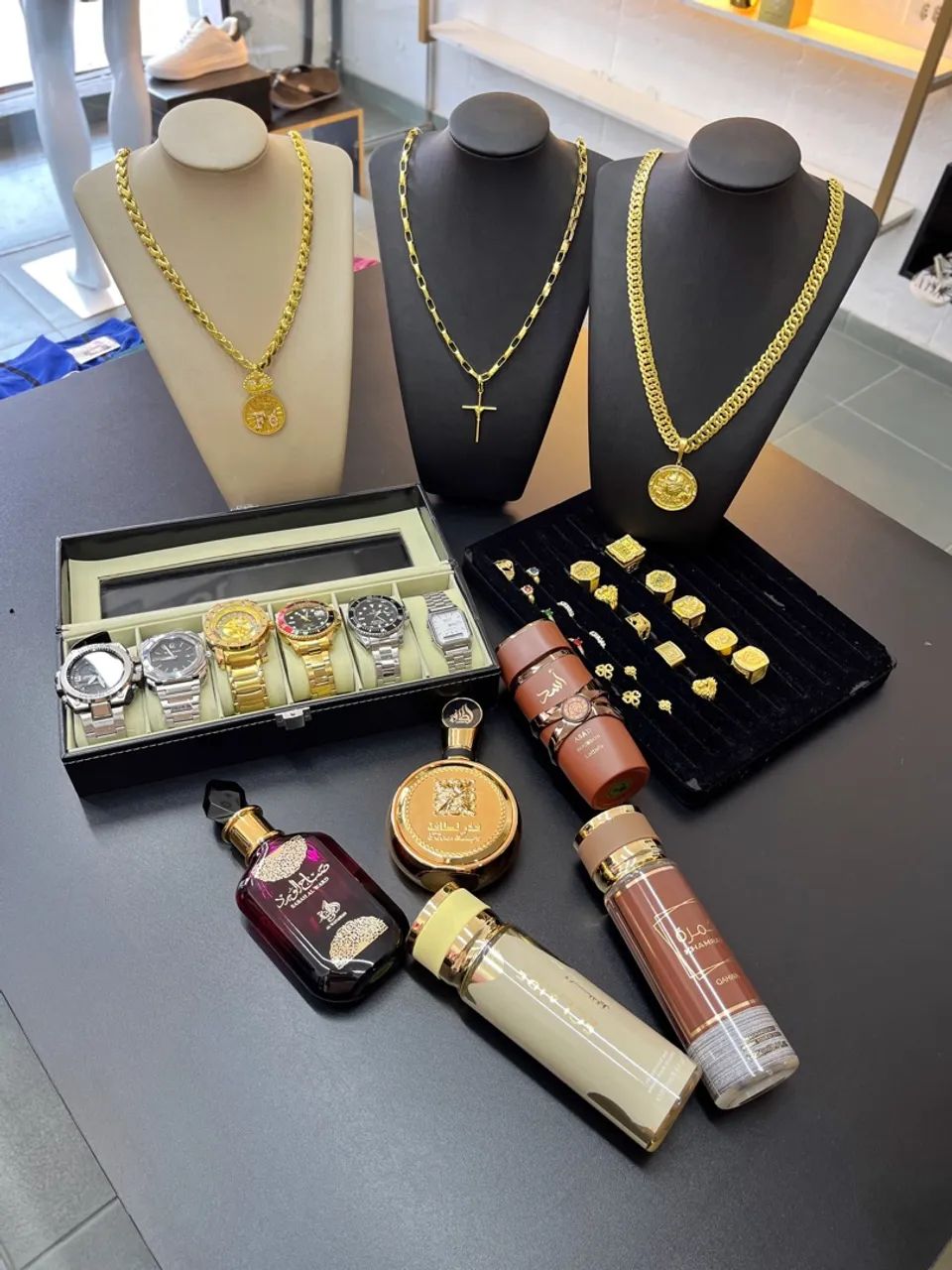 Joia e perfumes 