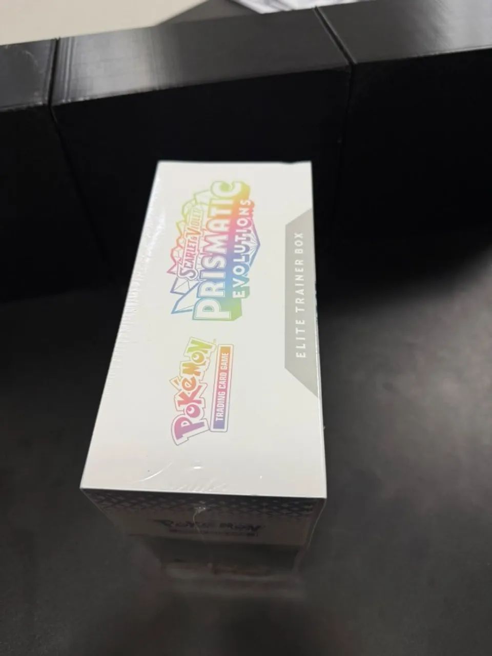 Pokémon TCG Prismatic Evolutions ETB Elite Trainer Box Inglês Lacrada - Foto 2