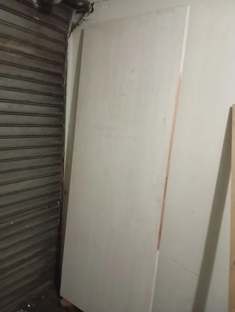 Porta nova, com fechadura 