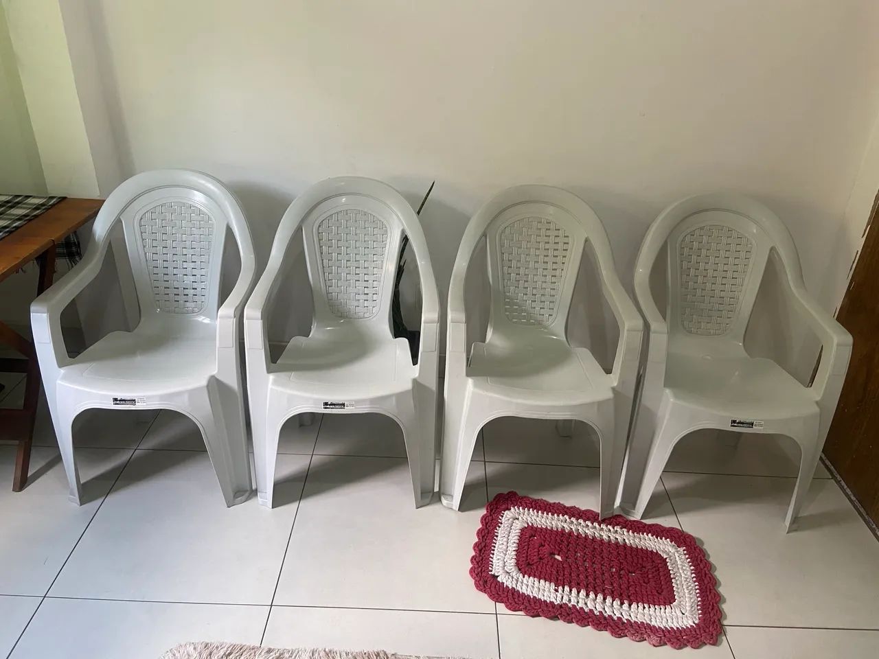 4 Cadeiras plásticas brancas  - Foto 4