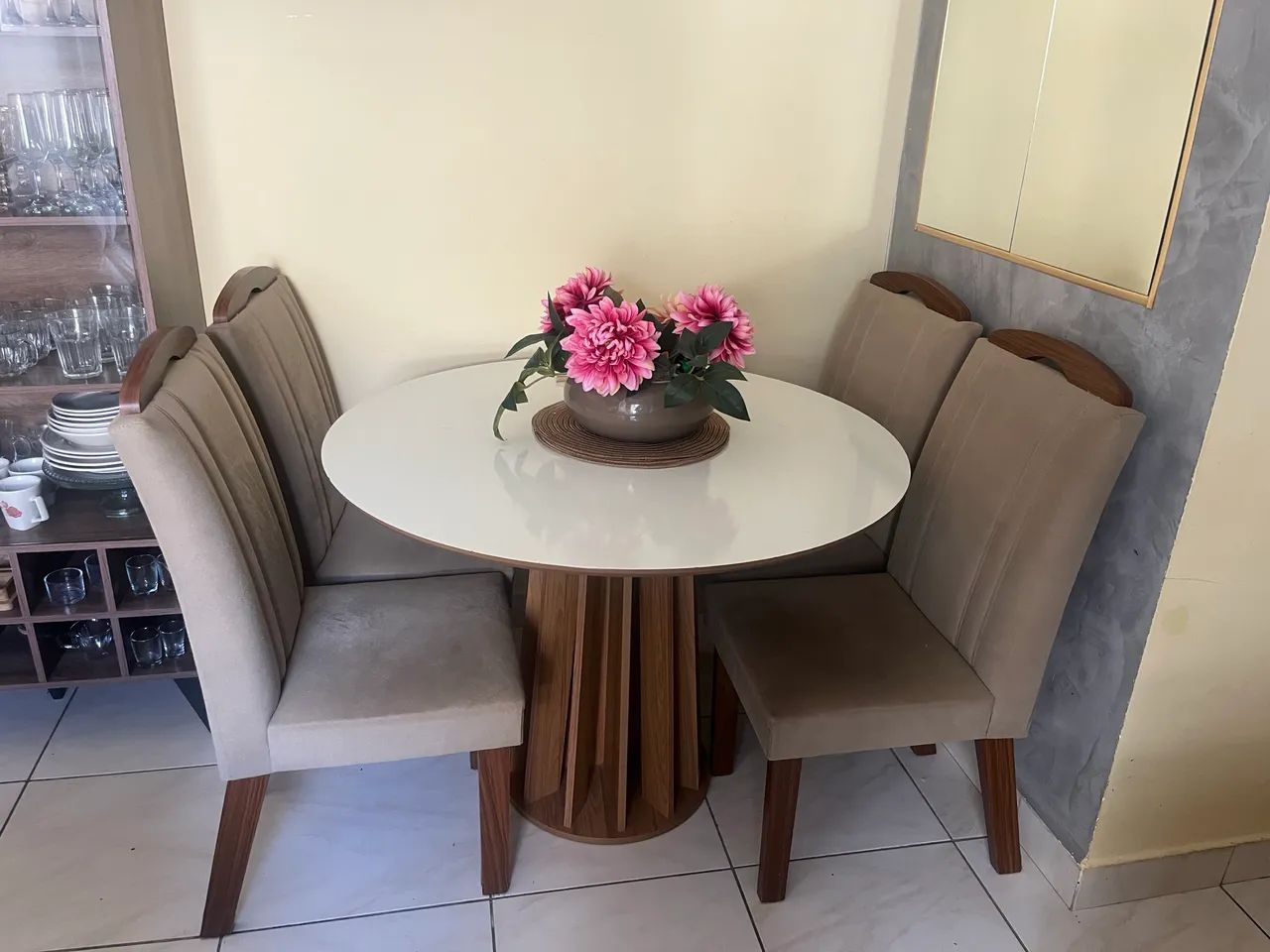 Vendo mesa com 4 cadeiras  - Foto 2