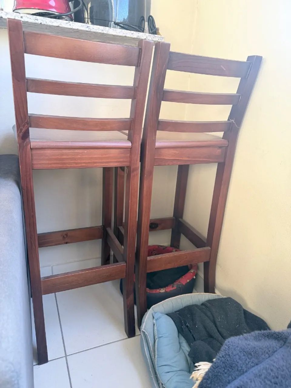 Cadeiras de bancada em madeira