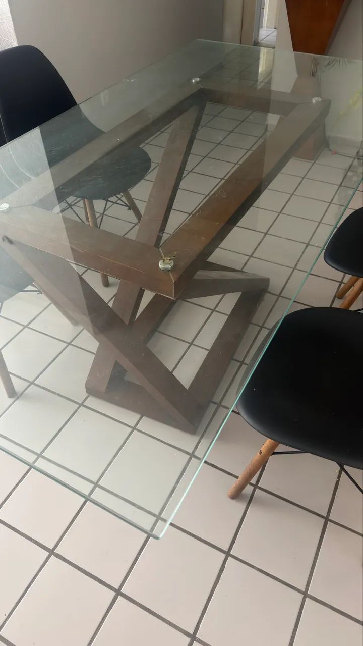MESA DE MADEIRA COM VIDRO TEMPERADO(sem as cadeiras)  - Foto 2