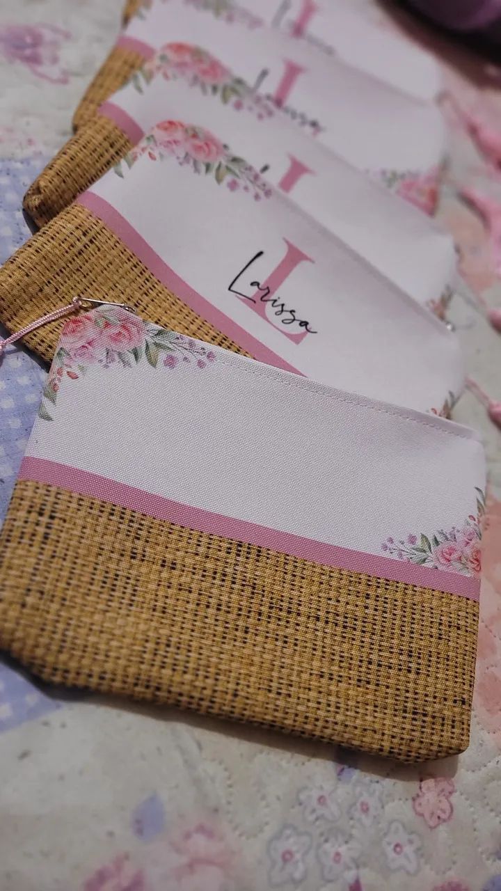 kit com 5 necessaires personalizadas com o nome Larissa - Foto 2