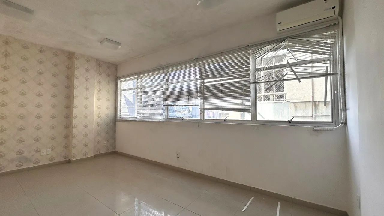 SALA COMERCIAL À VENDA COM 40 M² NO CENTRO DE FLORIANÓPOLIS