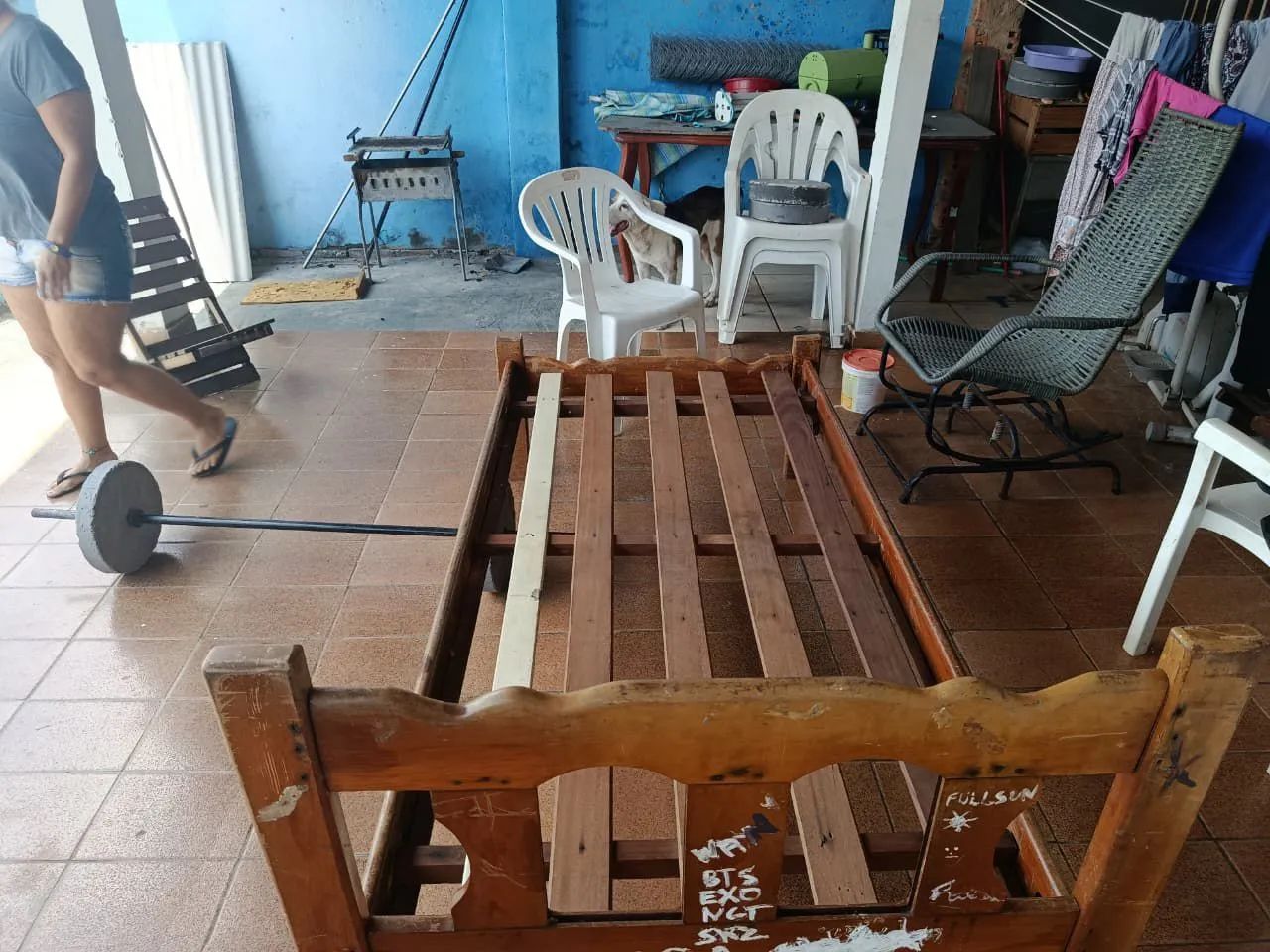 Cama de solteiro de madeira, precisando lixar - Foto 4