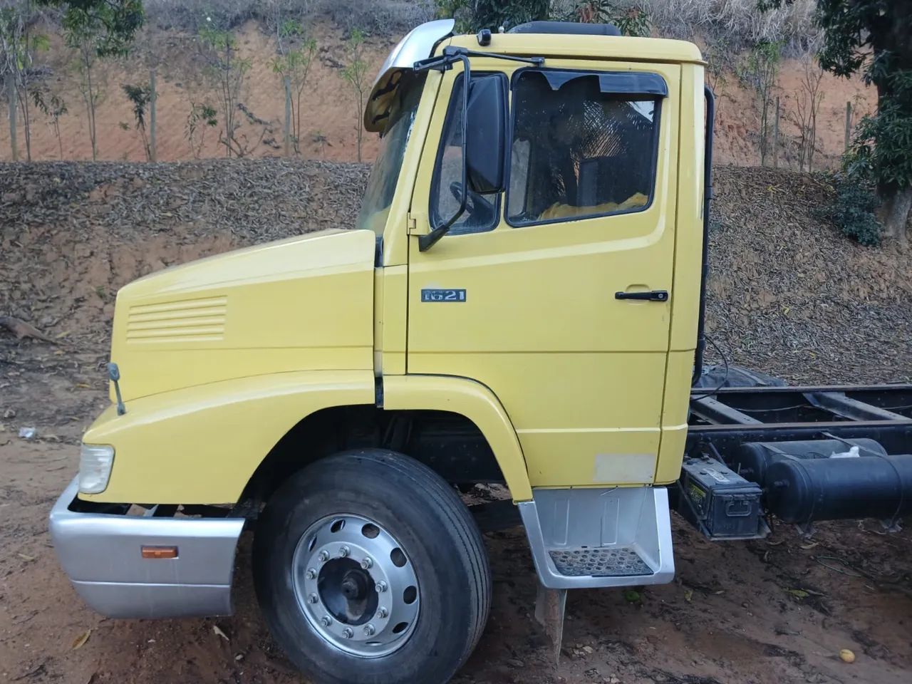 Mercedes benz 1621 e gaiola com Munck - Foto 4