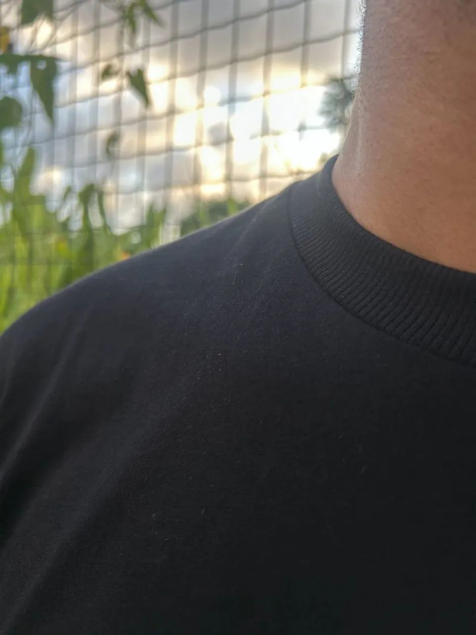 CAMISETA BASICA LISA PRETA 100% ALGODAO - Foto 4
