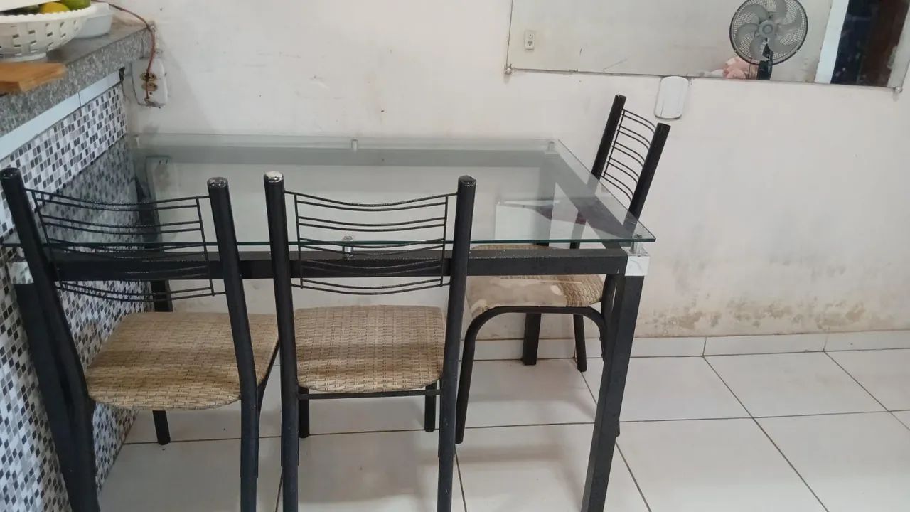Mesa de vidro com 4 cadeiras 