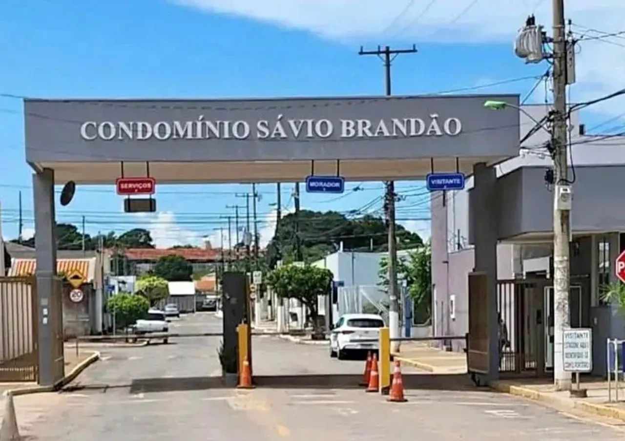 CASA COND. SÁVIO BRANDÃO, 3 QUARTOS 2 SUÍTES, ESCRITÓRIO E CHURRASQUEIRA, C/ REFORMAS E AR