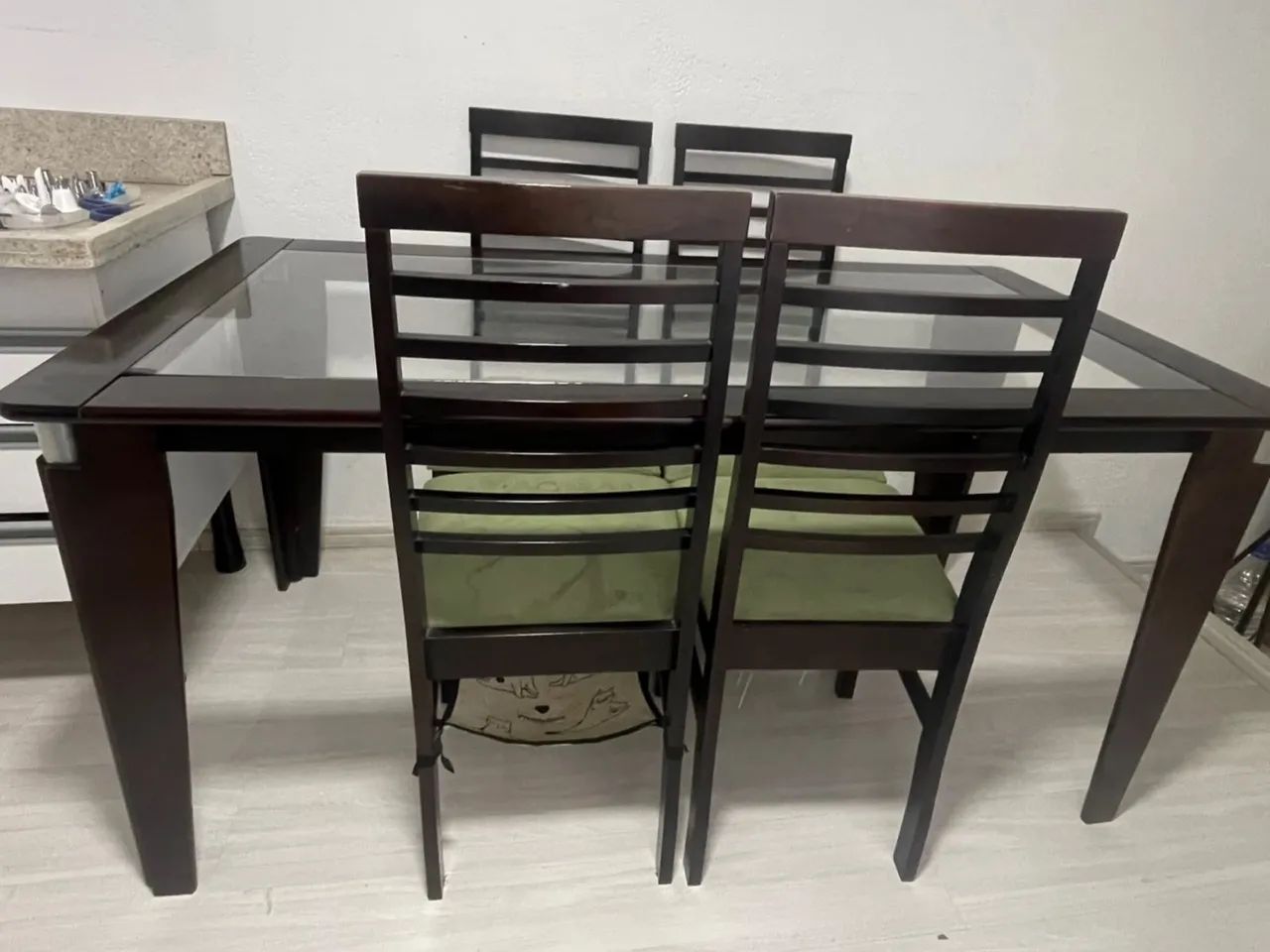 Mesa de Madeira com Trampo de Vidro e 4 Cadeiras Estofadas em ótimo estado de conservação.