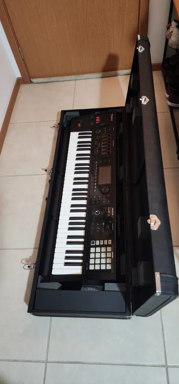 SP ou RJ: Roland FA-06 Sintetizador e Workstation com case Korg, fonte e pedal originais. - Foto 2