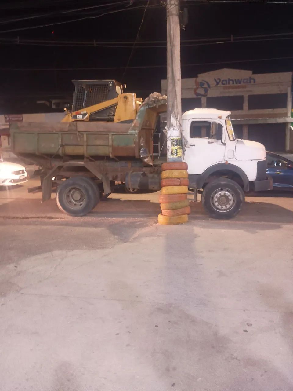 Cerviso de mini carregadeira e caminhão 