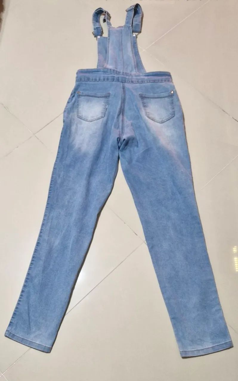 Jardineira jeans feminina  - Foto 3