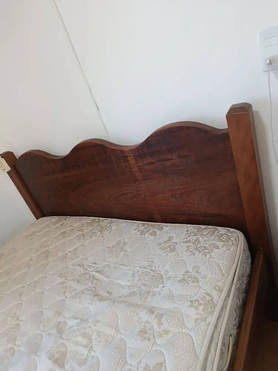 Vendo cama de madeira maciça, com colchão, em bom estado. - Foto 2
