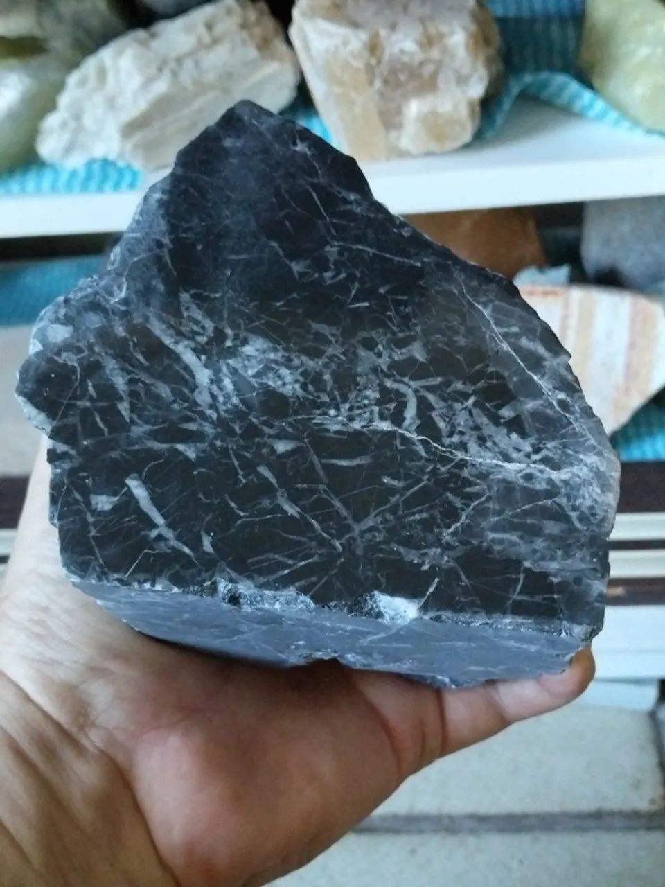 Arte em Mármore negro com veios brancos 2,1kg - Foto 2