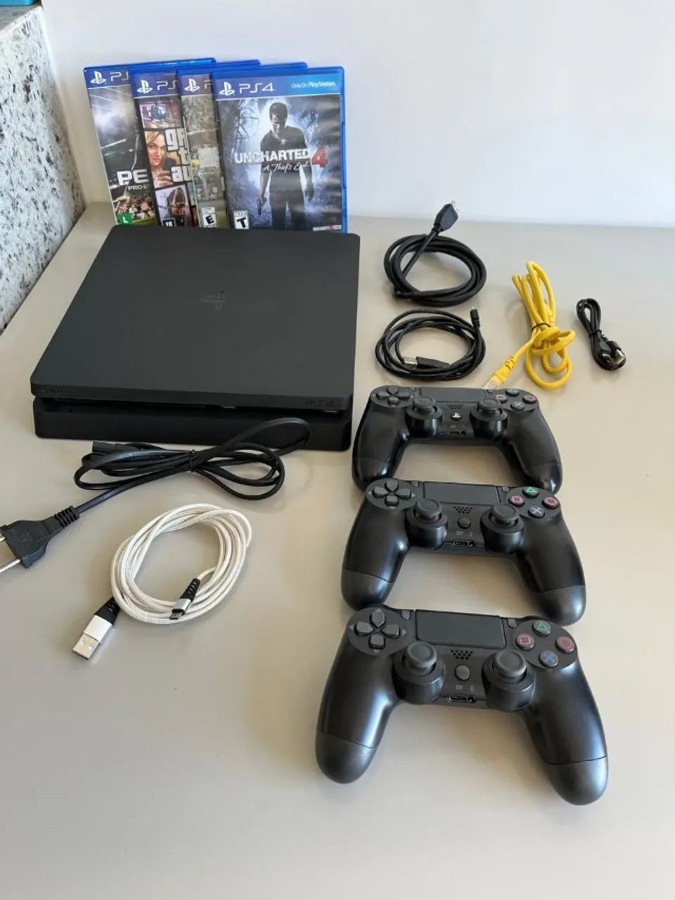 Playstation 4 com 3 controles + 4 jogos de brinde