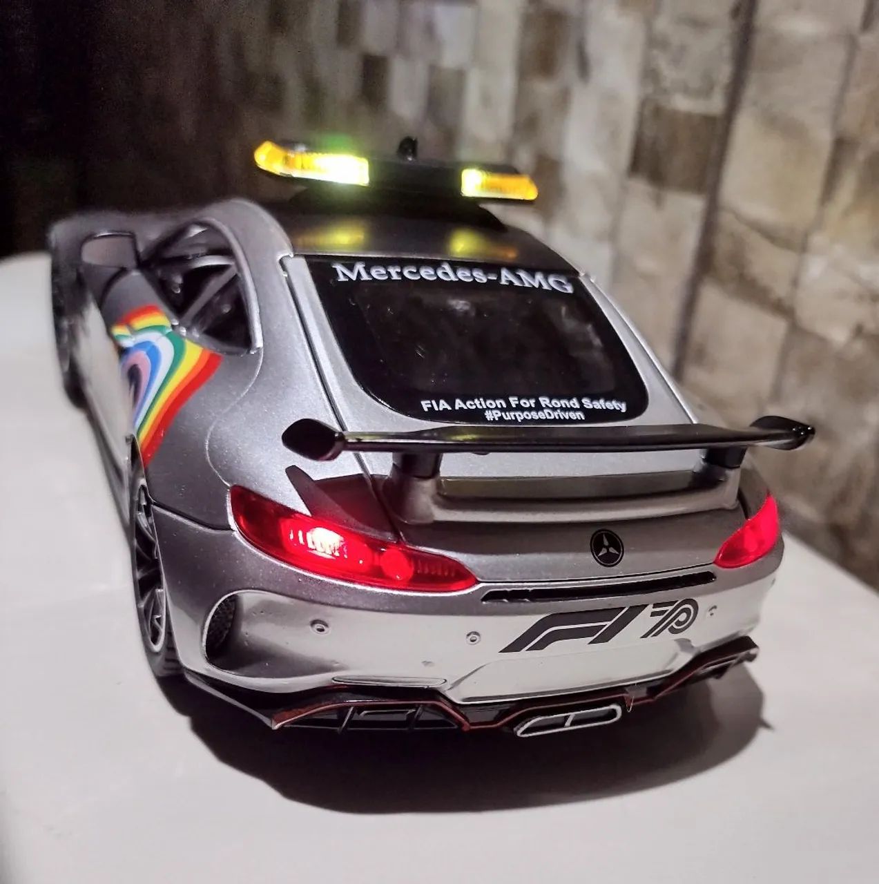 Miniatura Mercedes AMG GTR Safety Car F1 Escala 1/24 Prata  - Foto 3