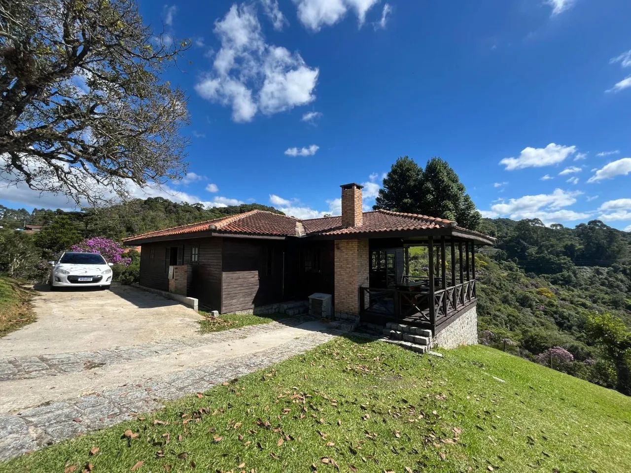 Locação | Casa mobiliada com 3 suítes, toda equipada e 2 vagas de garagem - Rancho Queimad - Foto 2