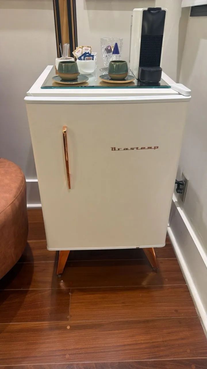 Frigobar Brastemp retrô branco com cobre