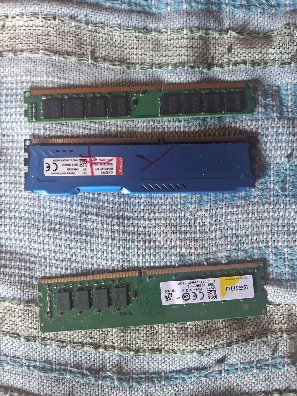 Memoria ram, duas ddr3 e uma ddr4 