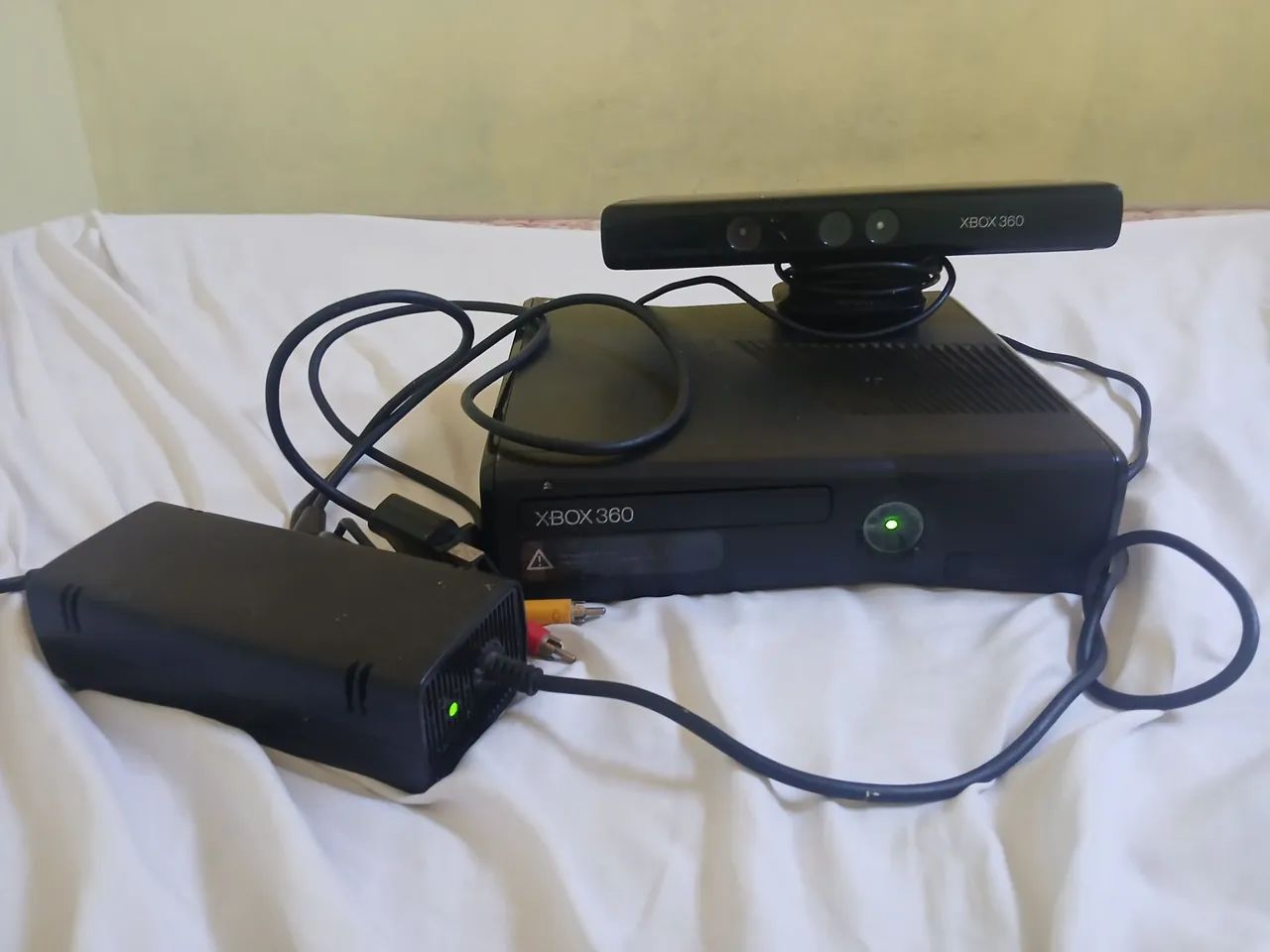 Xbox 360 desbloqueado só tem 1 controle e tem um furinho em cima mais nn atrapalha em nada - Foto 2