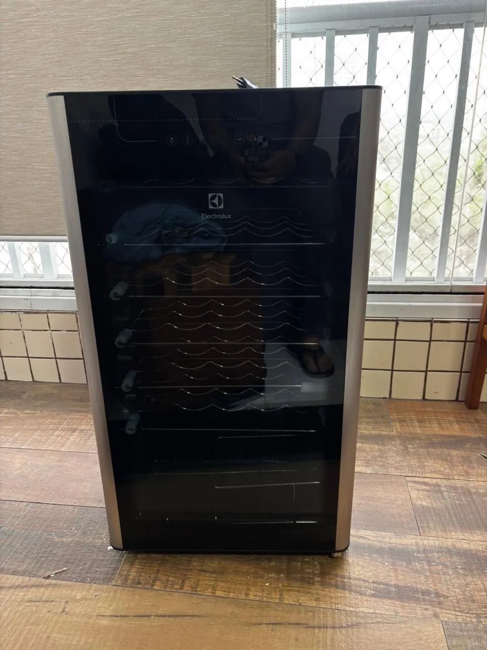 Adega Eletrolux   Nova com 35 garrafas 