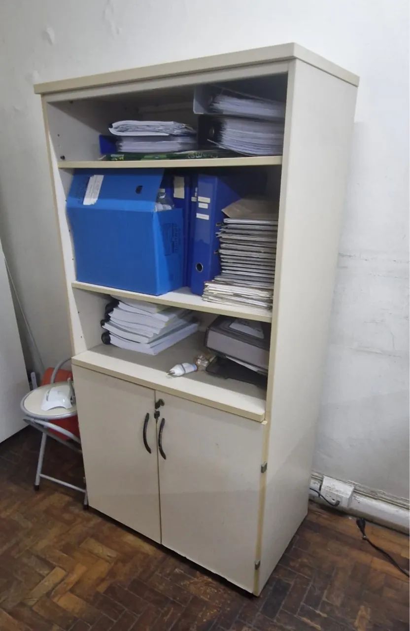 Mesas e armário de escritório - Foto 2