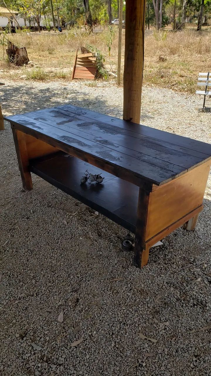 Mesa rústica de madeira