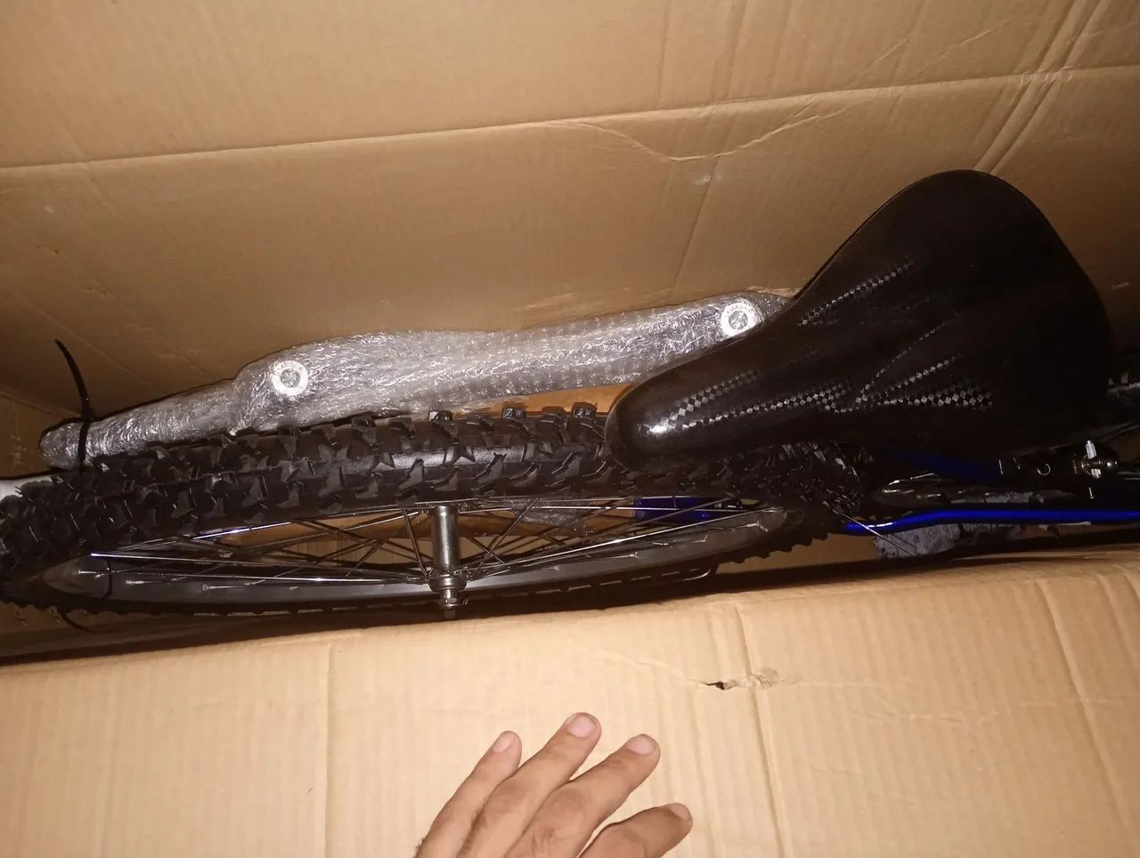 Bicicleta nova na caixa .