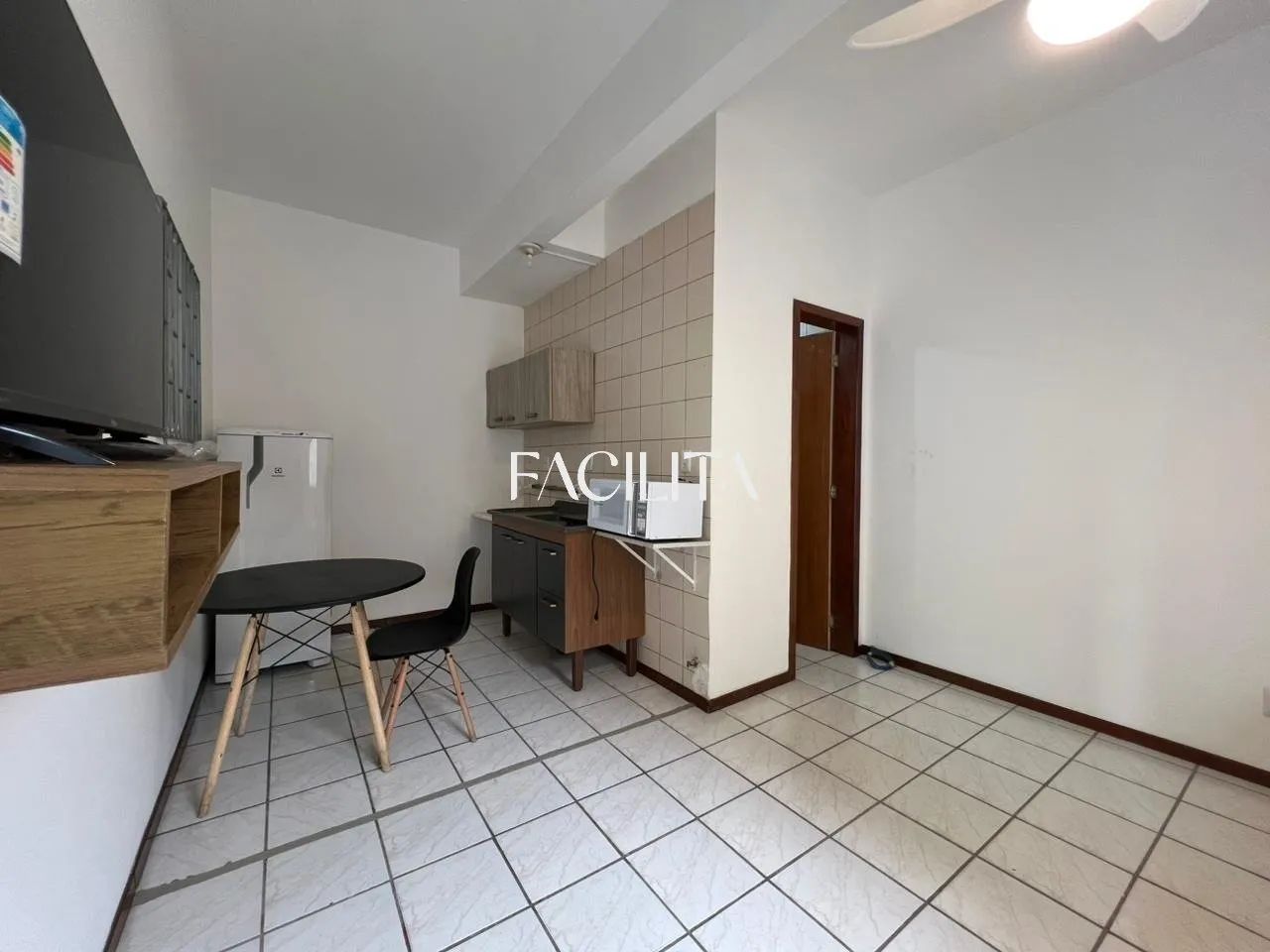 Apartamento com 1 quarto no bairro Carvoeira, Florianópolis.