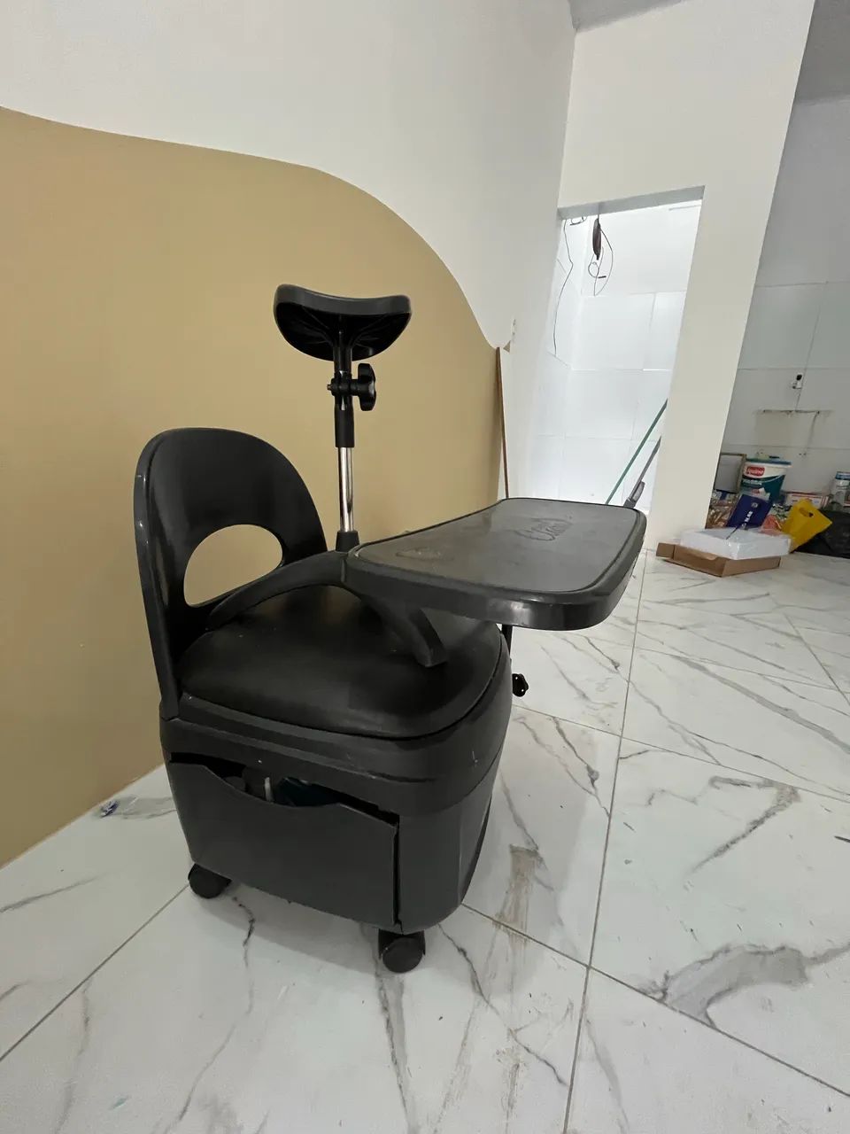 Cadeira de manicure e apoiador 