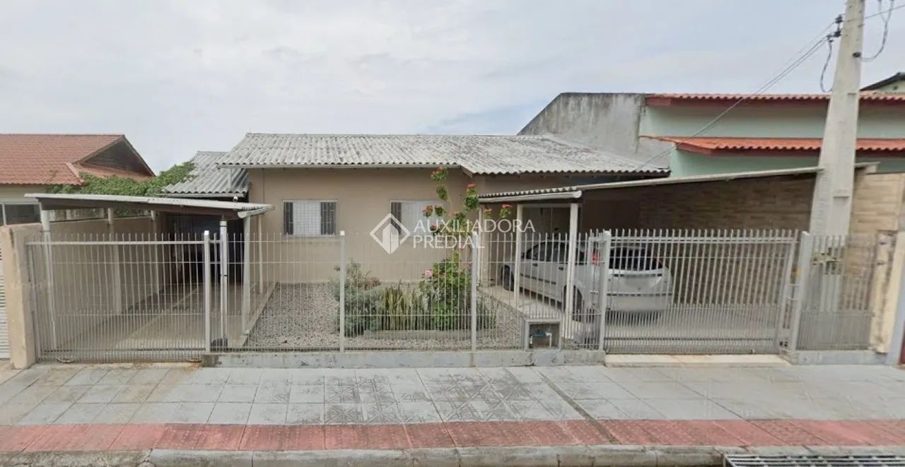 Casa em loteamento financiável à venda no Carianos