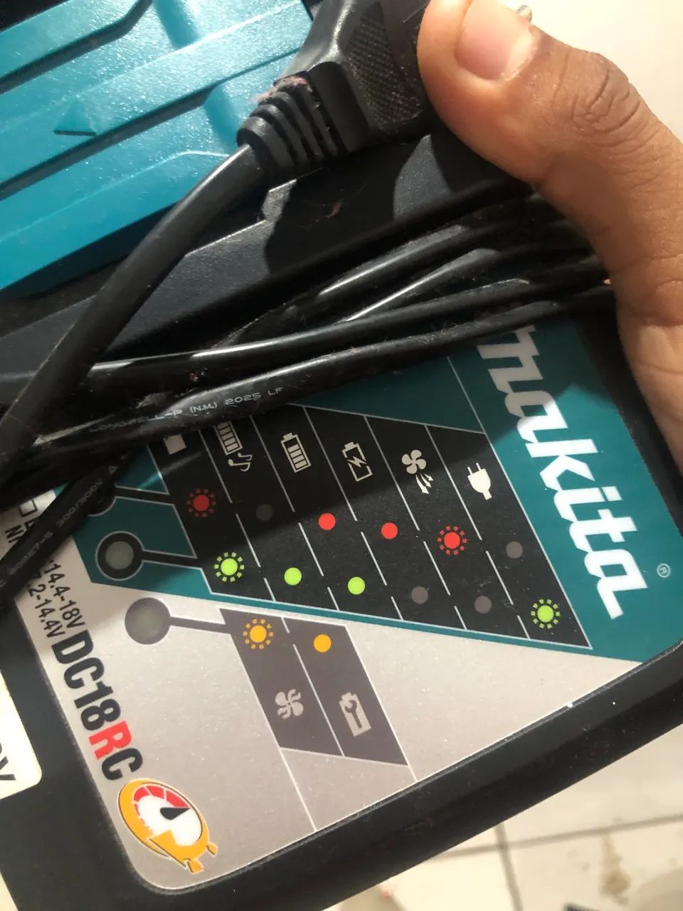 Carregador de bateria Makita - Foto 2