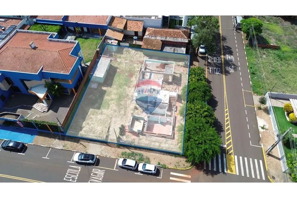 TERRENO DE ESQUINA NO CENTRO - Foto 2